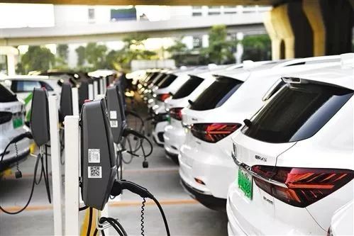 新能源汽車銷量斷崖式下滑引關(guān)注，專家預(yù)測(cè)明年政策將促行業(yè)回暖